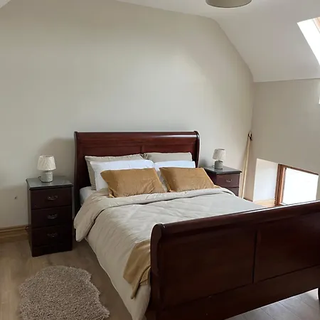 Tom Rocky's Farmyard Hotel